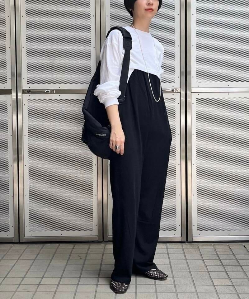 ブラック系のバックパック/リュック、ブラック系のサロペット/オーバーオールを着用したレディースの夏コーディネートの2枚目の写真