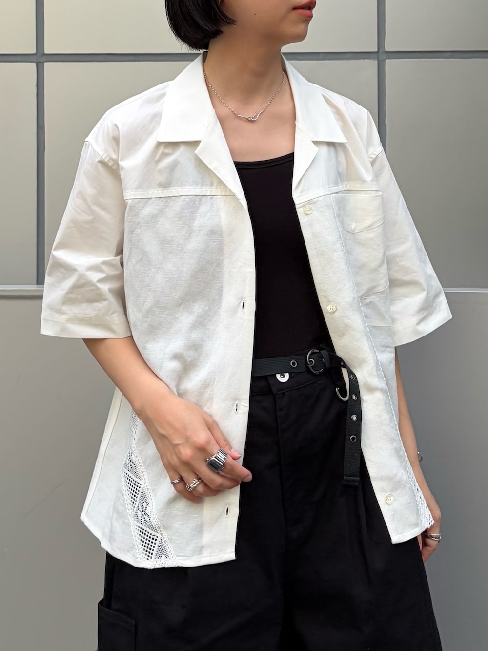 ホワイト系のシャツ/ブラウス、ブラック系のその他パンツ、ブラック系のサンダルを着用したレディースの夏コーディネートの2枚目の写真