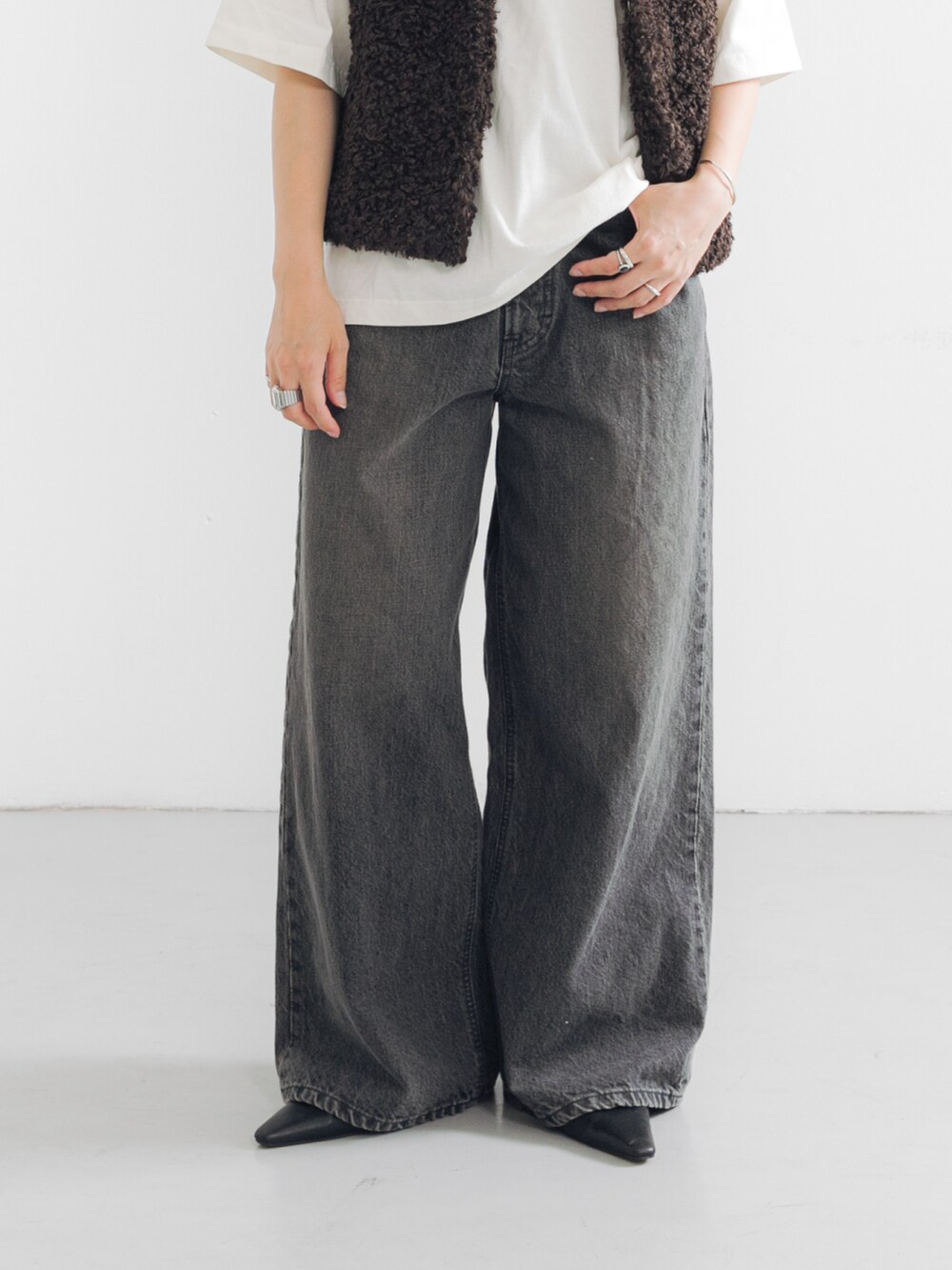 ホワイト系のTシャツ/カットソー、ブラック系のパンプス、ブラウン系のベストを着用したレディースの夏コーディネートの4枚目の写真