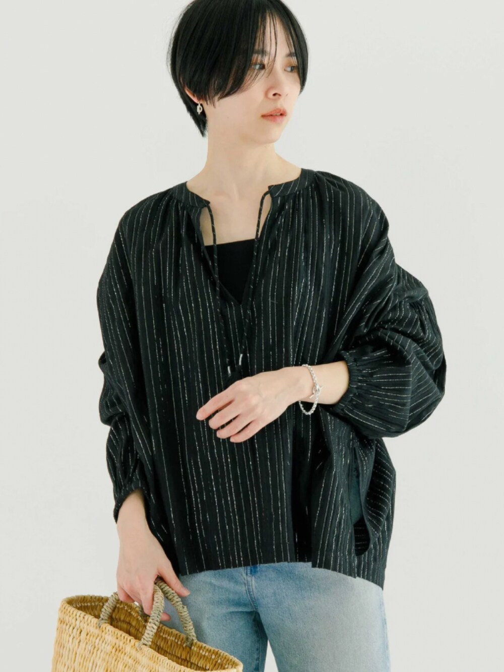 ブラック系のシャツ/ブラウスを着用したレディースの春コーディネートの3枚目の写真