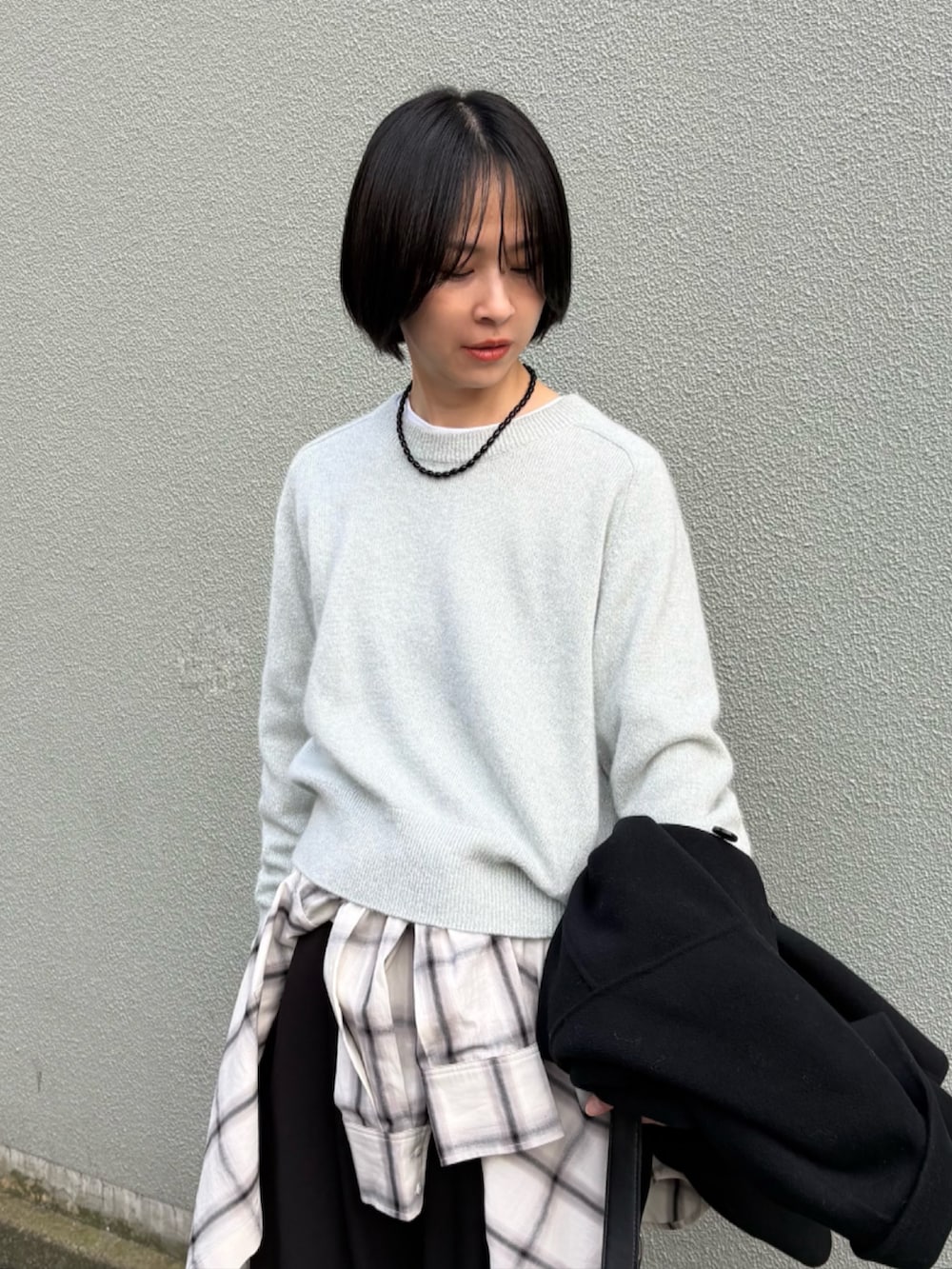 ブラック系のその他パンツ、グリーン系のニット/セーター、ブラック系のステンカラーコートを着用したレディースの秋コーディネートの4枚目の写真