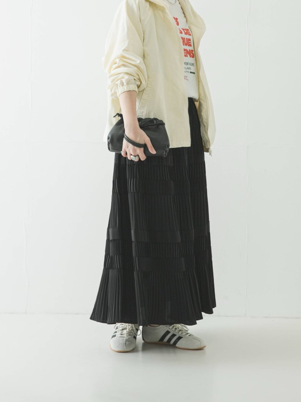 ホワイト系のブルゾン、その他のTシャツ/カットソー、ブラック系のスカートを着用したレディースの春コーディネートの2枚目の写真