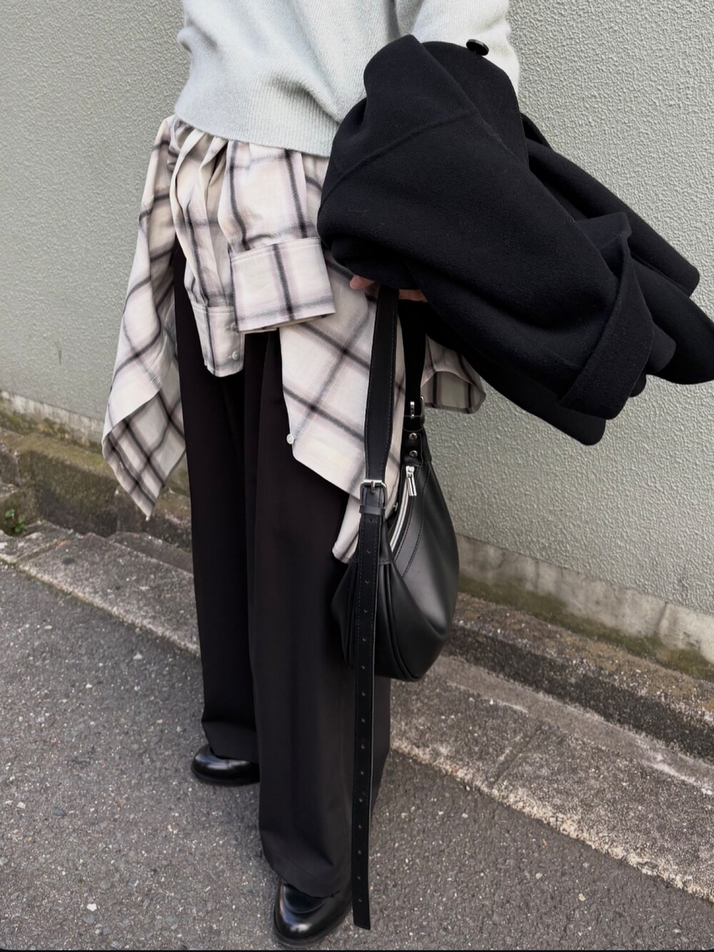 ブラック系のその他パンツ、グリーン系のニット/セーター、ブラック系のステンカラーコートを着用したレディースの秋コーディネートの6枚目の写真