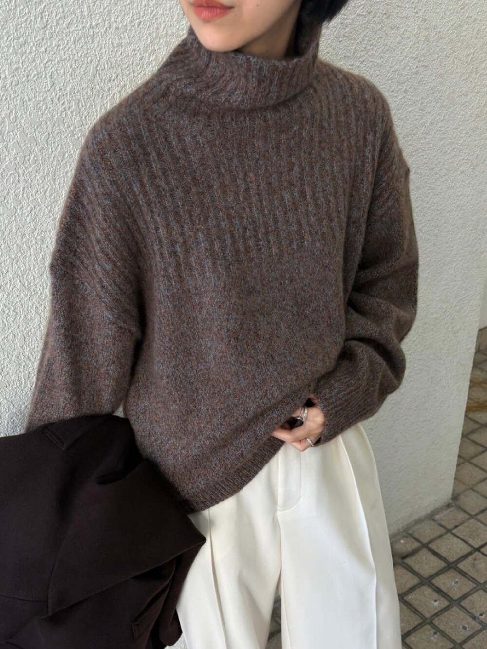 ブラウン系のニット/セーター、ブラウン系のローファー、ブラウン系のその他アウターを着用したレディースの秋コーディネートの3枚目の写真