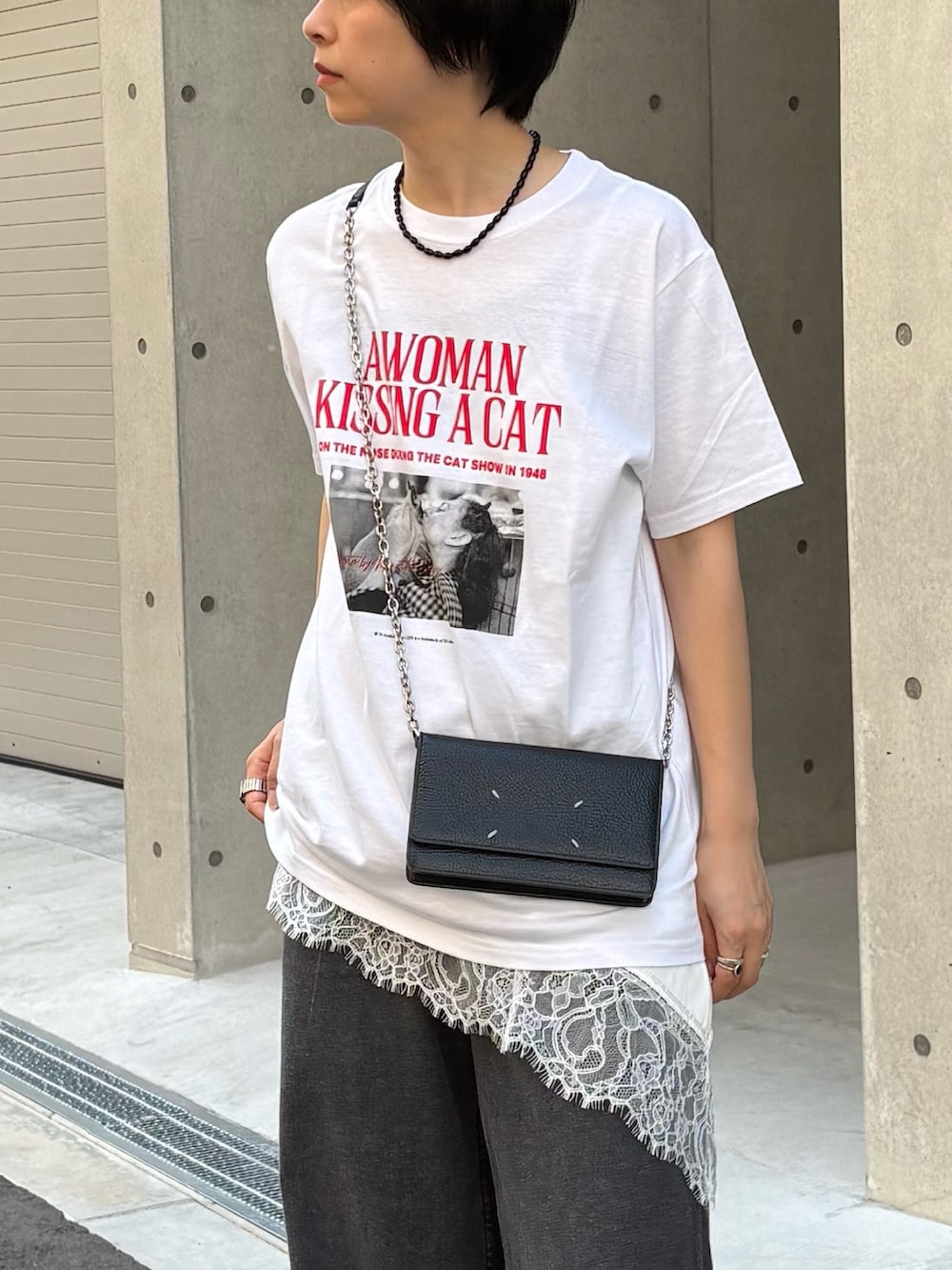 ホワイト系のTシャツ/カットソー、ブラック系のデニムパンツ、ホワイト系のキャミソールを着用したレディースの夏コーディネートの2枚目の写真