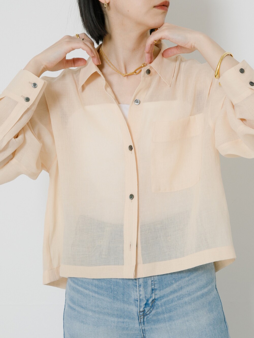 ベージュ系のシャツ/ブラウス、ブルー系のデニムパンツ、ホワイト系のキャミソールを着用したレディースの春コーディネートの2枚目の写真