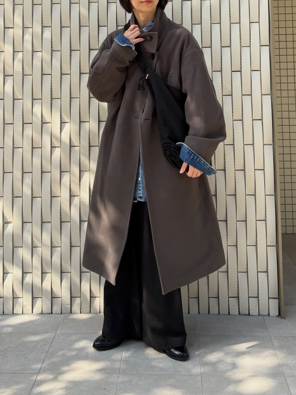 グリーン系のその他アウター、ブラック系のその他パンツ、ブラック系のショルダーバッグを着用したレディースの秋コーディネートの3枚目の写真