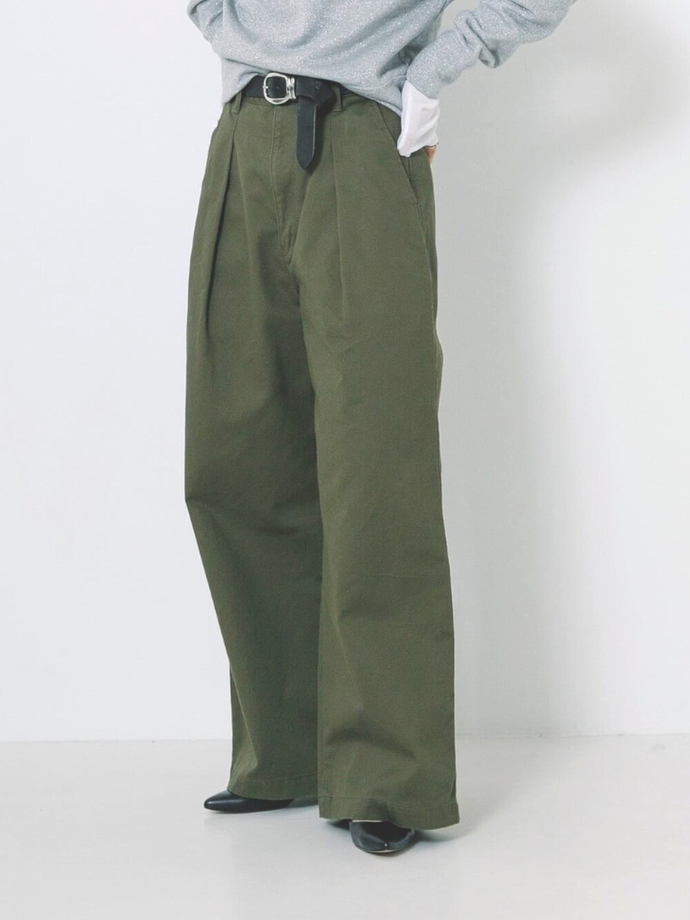 グレー系のTシャツ/カットソー、ホワイト系のTシャツ/カットソーを着用したレディースの冬コーディネートの5枚目の写真