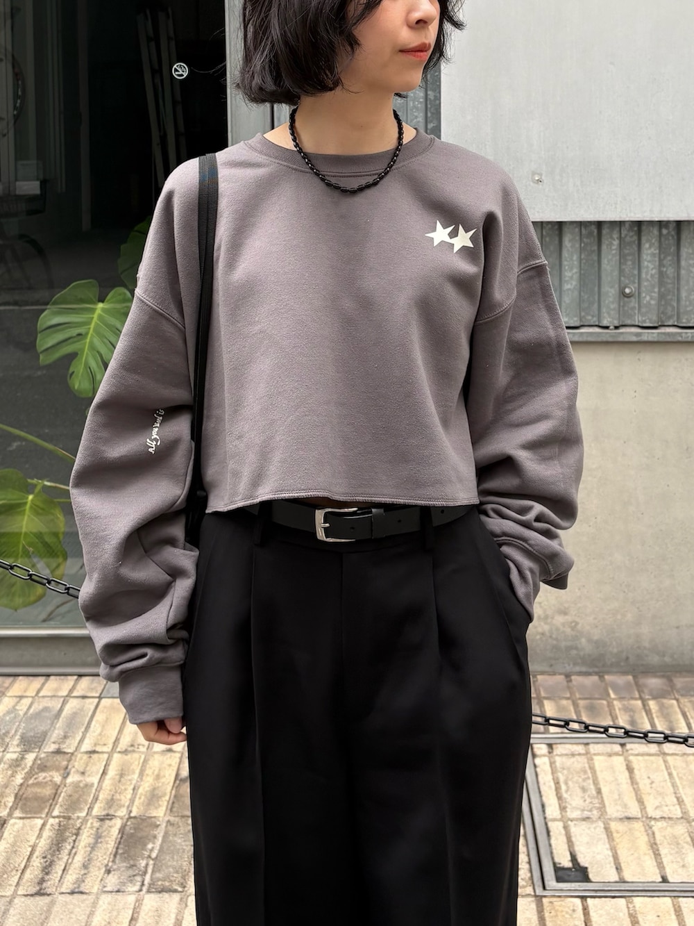 ブラック系のスニーカー、ブラック系のその他パンツ、グレー系のスウェットを着用したレディースの春コーディネートの3枚目の写真