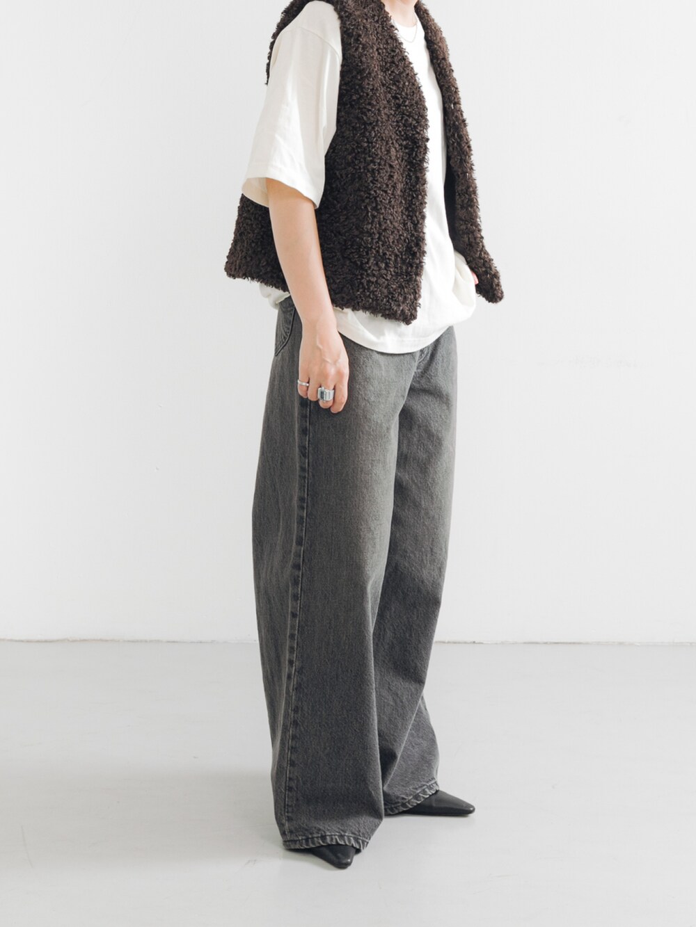 ホワイト系のTシャツ/カットソー、ブラック系のパンプス、ブラウン系のベストを着用したレディースの夏コーディネートの3枚目の写真