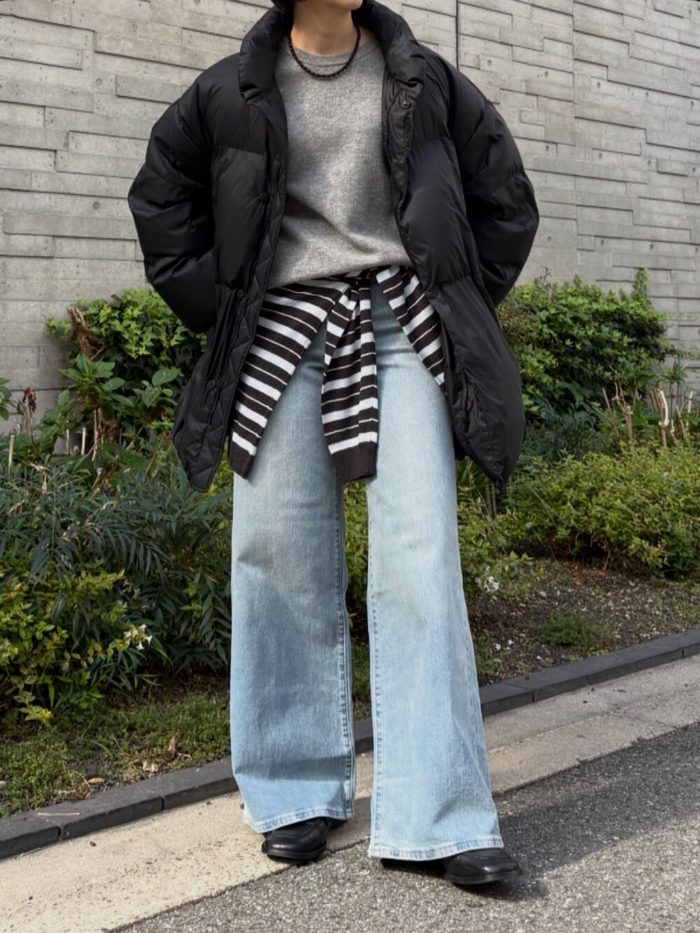 ブラック系のローファー、グリーン系のニット/セーター、グレー系のニット/セーターを着用したレディースの秋コーディネートの3枚目の写真