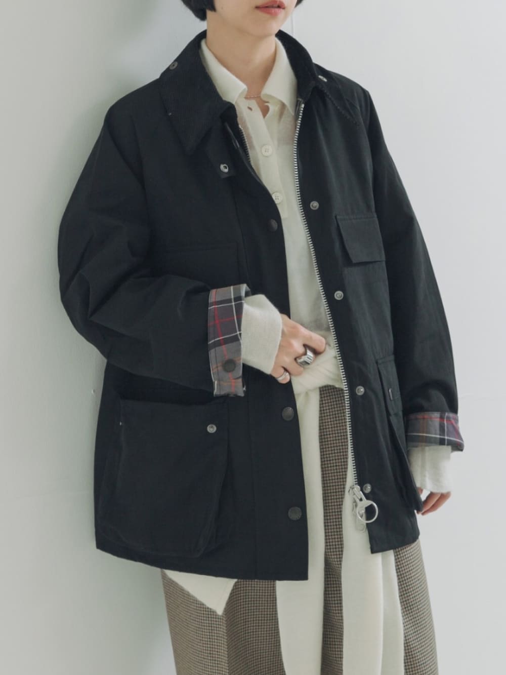 ブラック系のその他アウター、ホワイト系のニット/セーター、グリーン系のその他パンツを着用したレディースの秋コーディネートの4枚目の写真