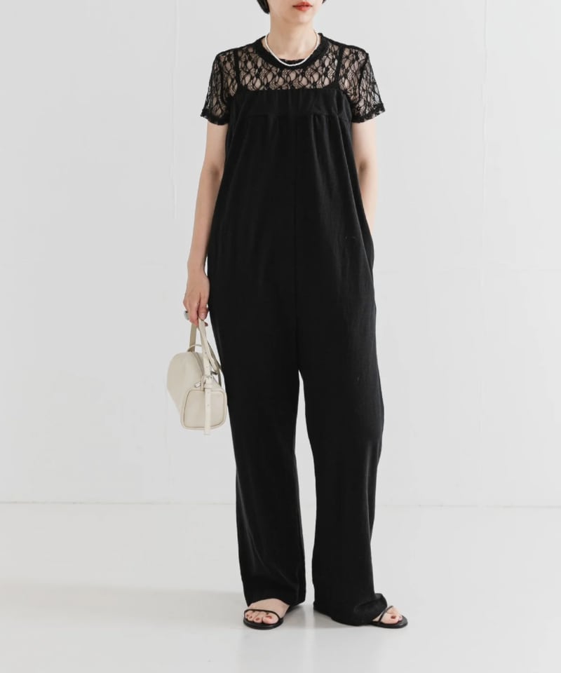 ホワイト系のショルダーバッグ、ブラック系のサンダル、ブラック系のTシャツ/カットソーを着用したレディースの夏コーディネートの3枚目の写真