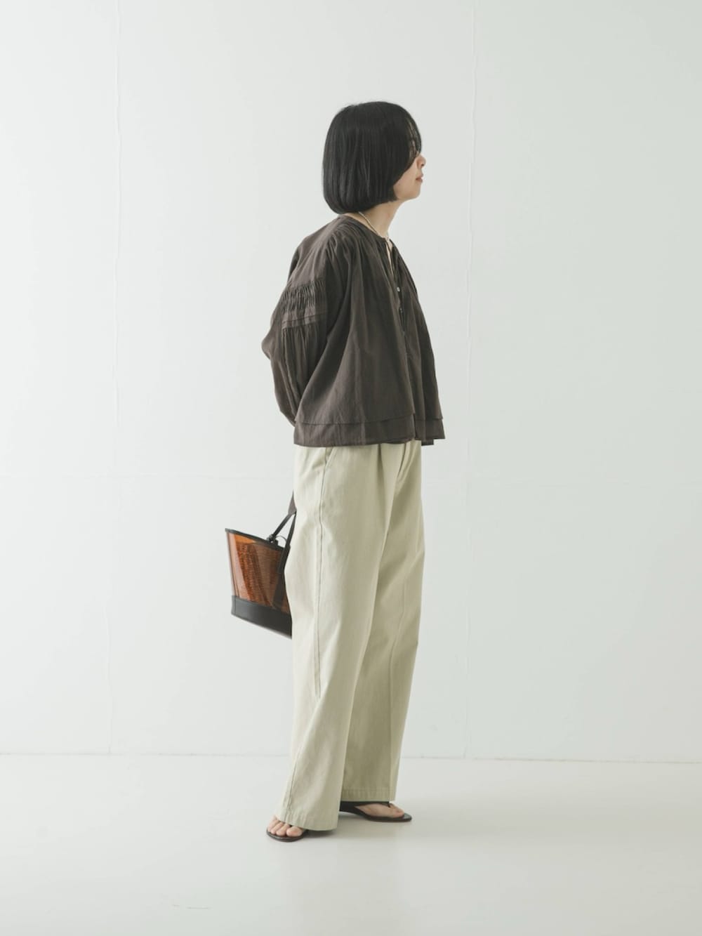 ブラウン系のシャツ/ブラウス、ベージュ系のその他パンツを着用したレディースの春コーディネートの2枚目の写真