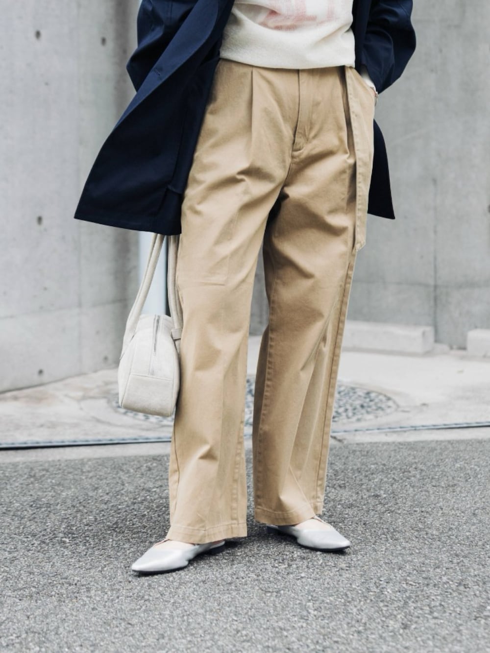 ブルー系のトレンチコート、シルバー系のパンプス、ベージュ系のその他パンツを着用したレディースの冬コーディネートの4枚目の写真