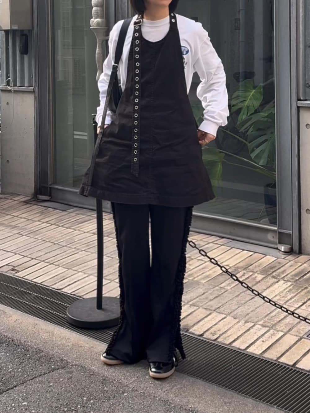 ブラック系のベスト、ブラック系のその他パンツ、ブラック系のスニーカーを着用したレディースの冬コーディネートの2枚目の写真