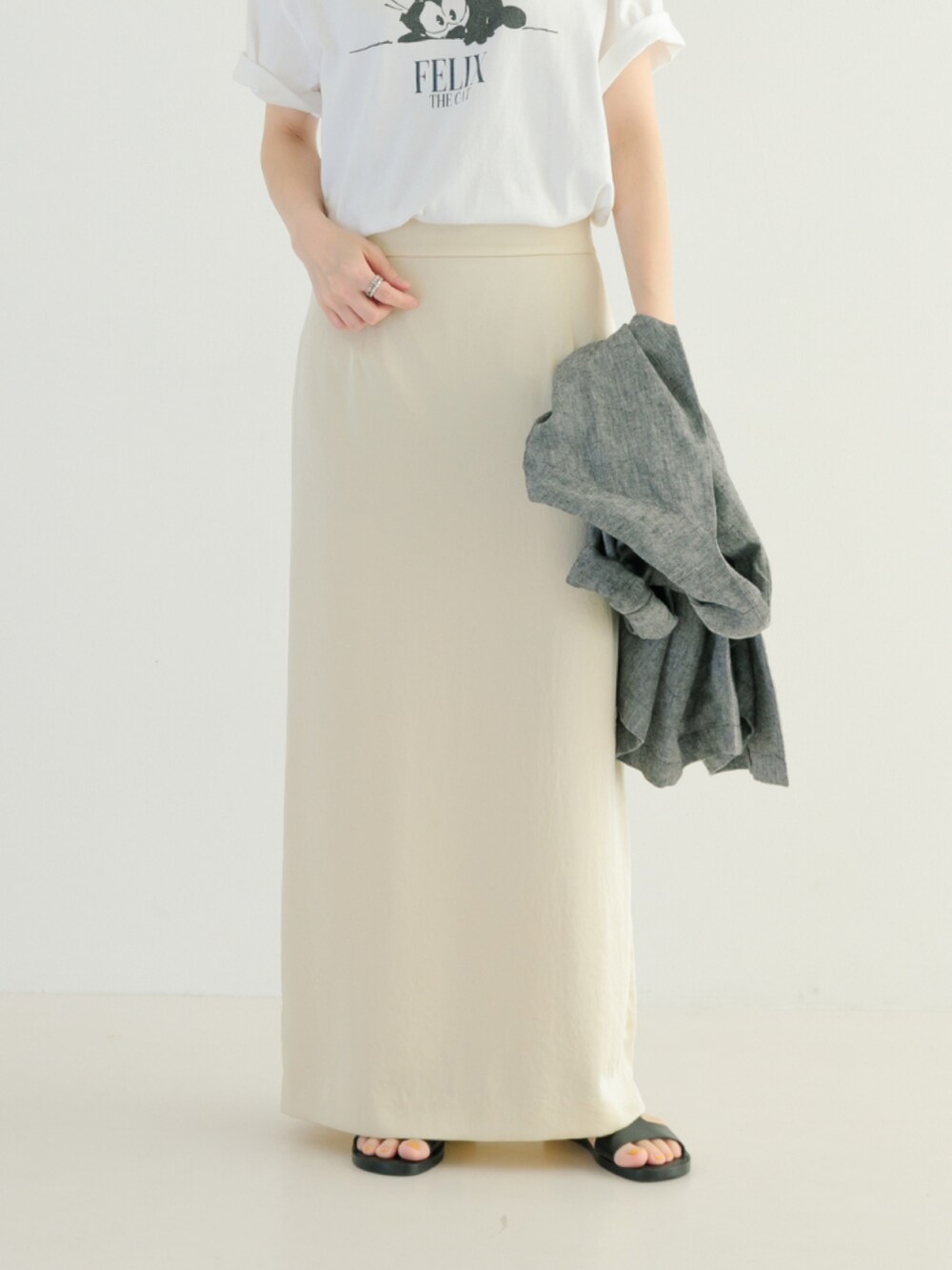 ホワイト系のTシャツ/カットソー、ブラック系のノーカラージャケットを着用したレディースの春コーディネートの4枚目の写真