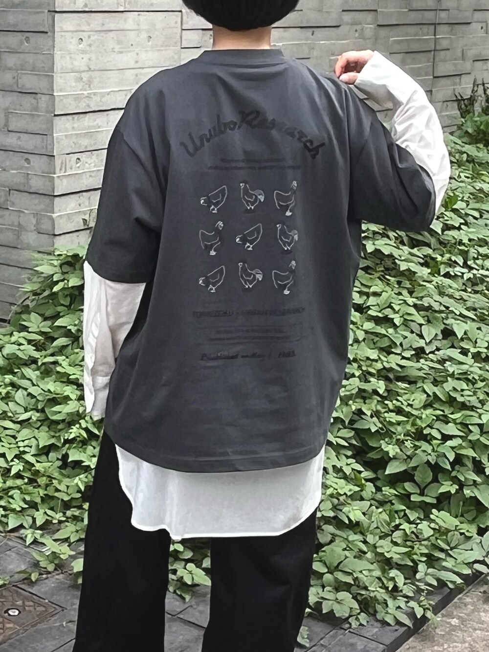 ブラック系のその他パンツ、ホワイト系のシャツ/ブラウス、グリーン系のTシャツ/カットソーを着用したレディースの秋コーディネートの2枚目の写真