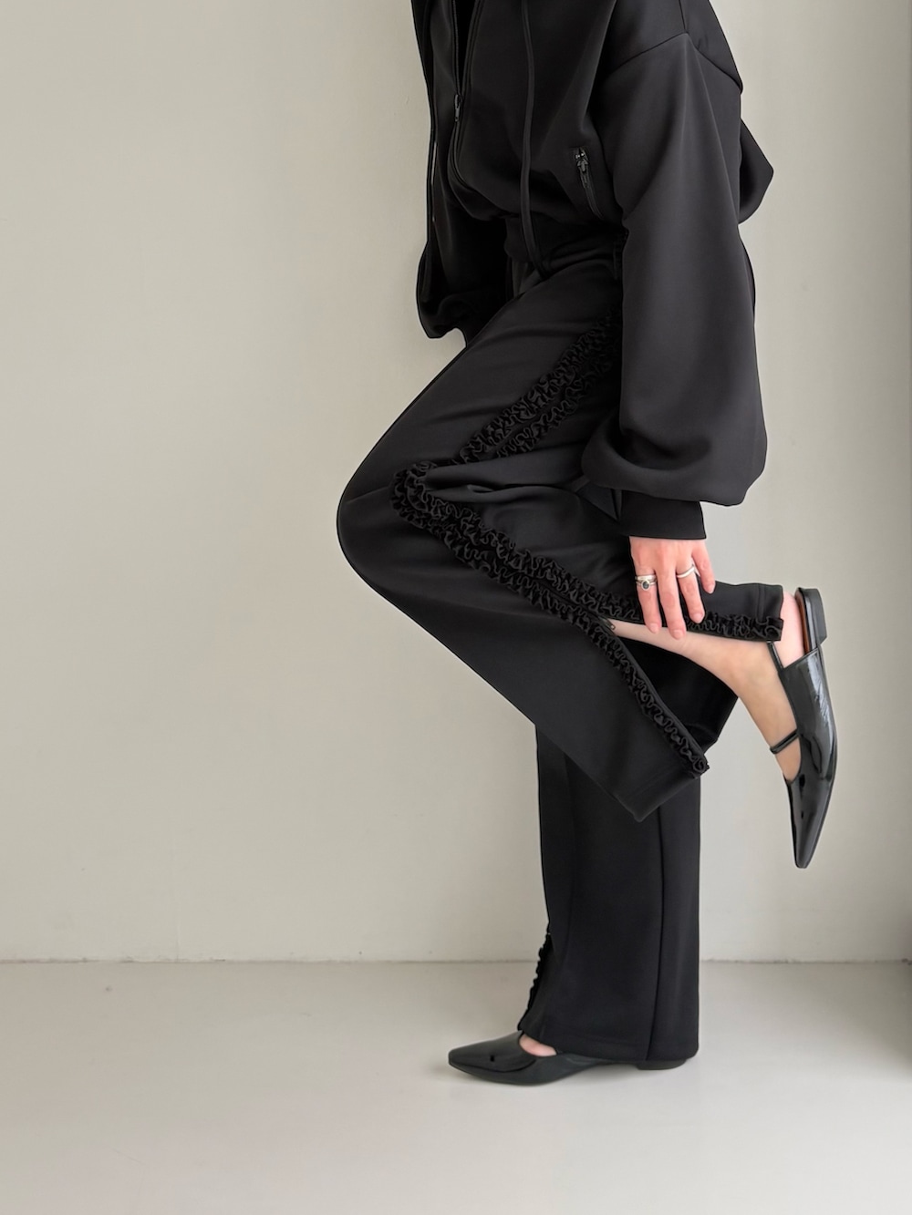 ブラック系のブルゾン、ブラック系のその他パンツを着用したレディースの冬コーディネートの4枚目の写真