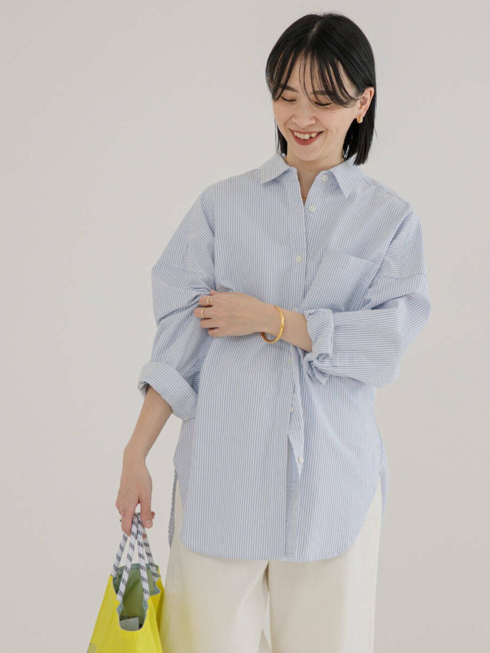 その他のシャツ/ブラウス、ホワイト系のデニムパンツを着用したレディースの冬コーディネートの5枚目の写真