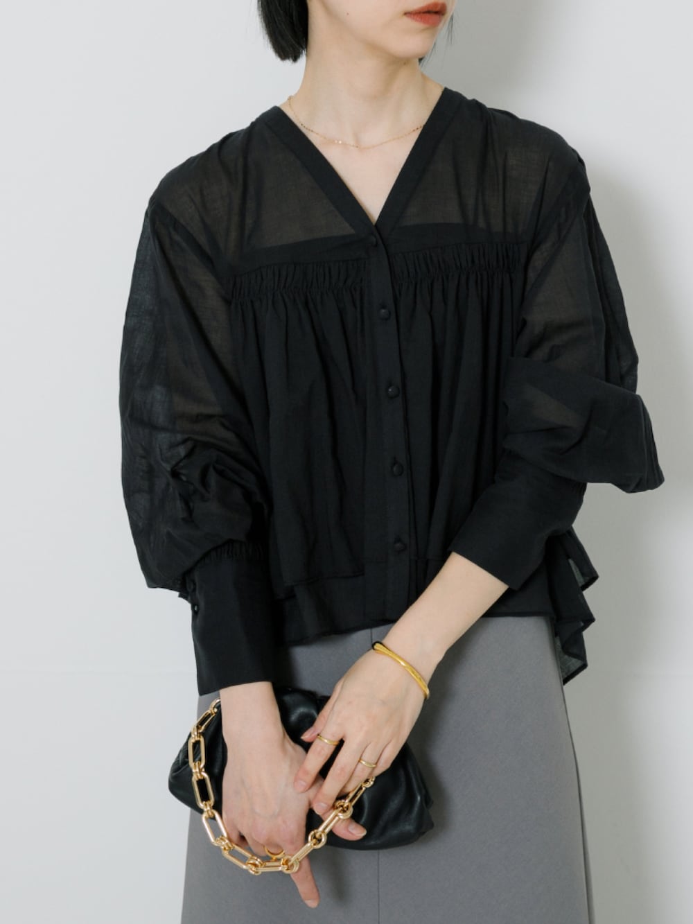 ブラック系のシャツ/ブラウス、ブラック系のハンドバッグ、ブラック系のその他シューズを着用したレディースの春コーディネートの3枚目の写真