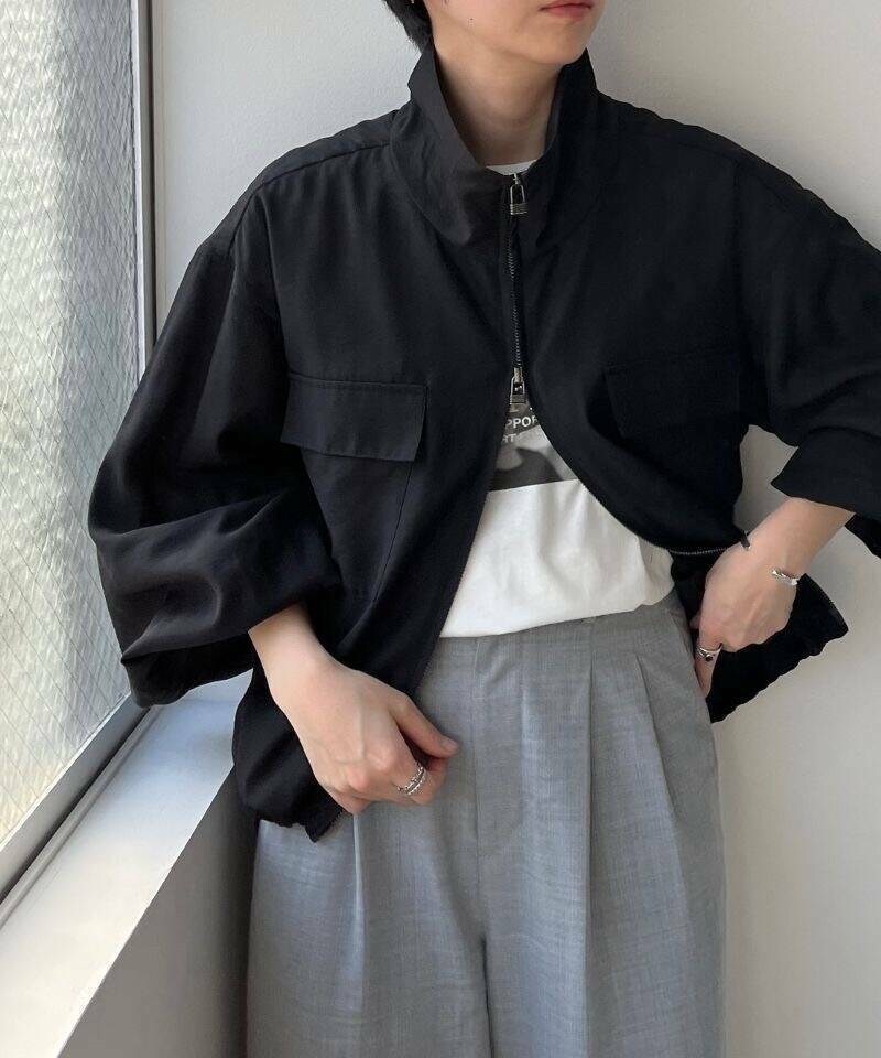 グレー系のその他パンツ、ブラック系のブルゾンを着用したレディースの冬コーディネートの3枚目の写真