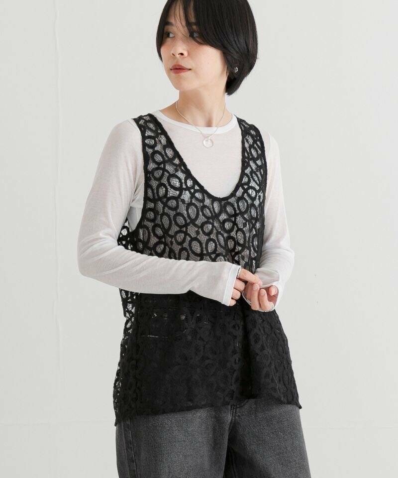 ブラック系のサンダル、ホワイト系のTシャツ/カットソー、ブラック系のベストを着用したレディースの夏コーディネートの3枚目の写真