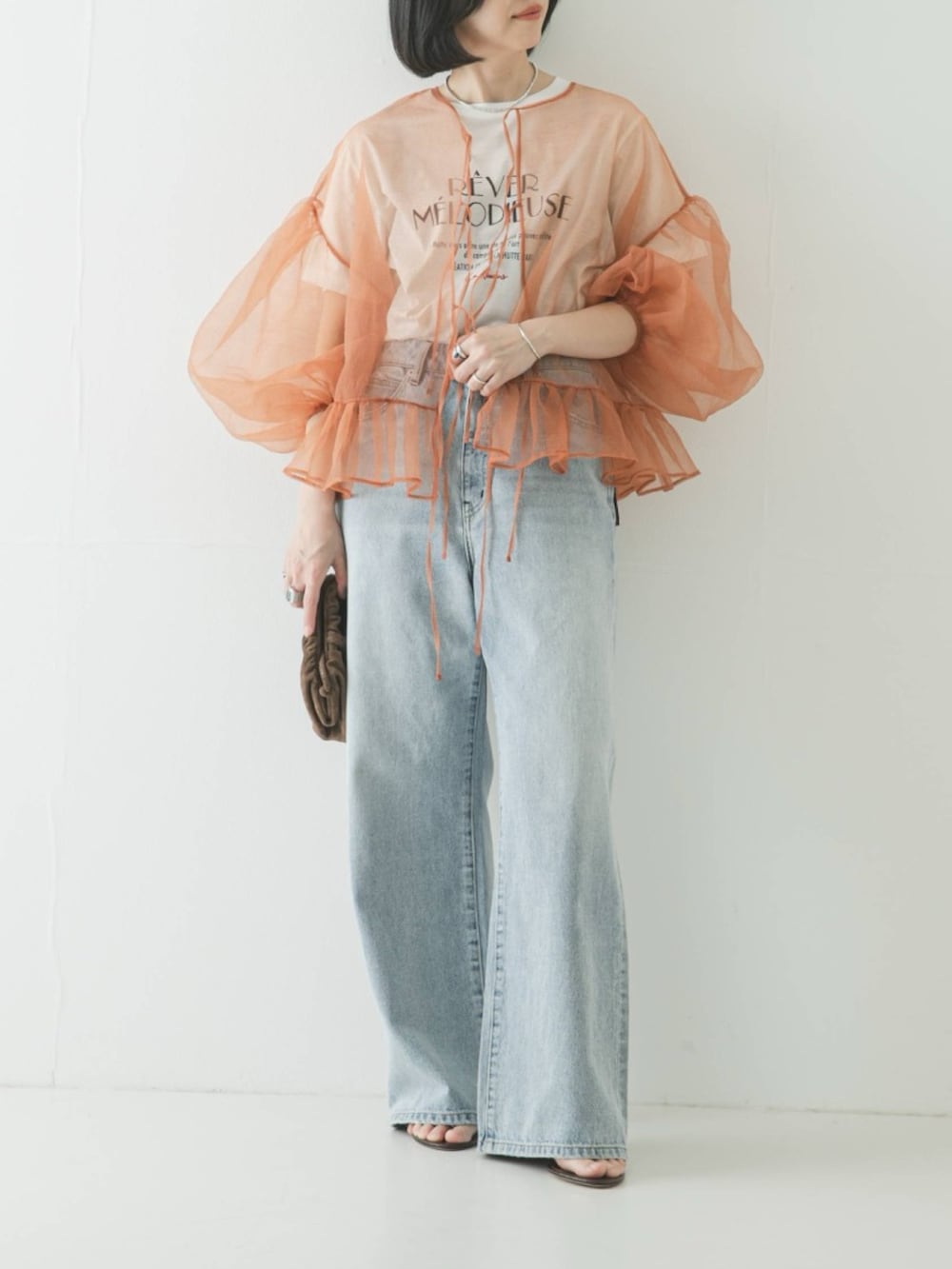 ベージュ系のシャツ/ブラウス、その他のTシャツ/カットソー、ブラウン系のショルダーバッグを着用したレディースの春コーディネートの2枚目の写真