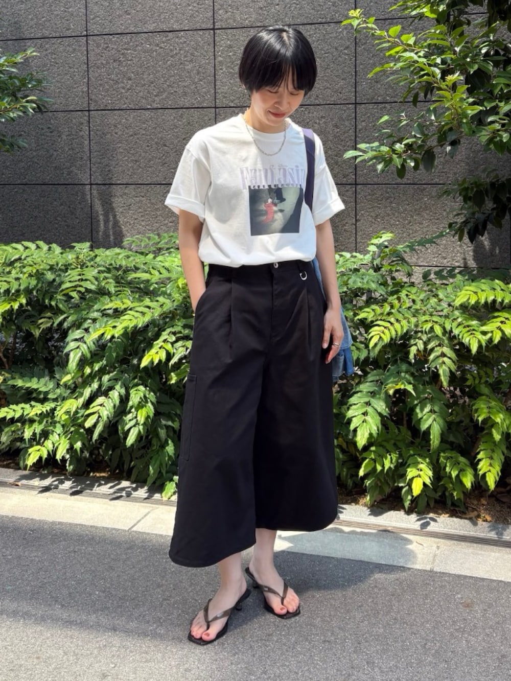 その他のTシャツ/カットソー、その他のトートバッグ、ブラック系のその他パンツを着用したレディースの夏コーディネートの3枚目の写真