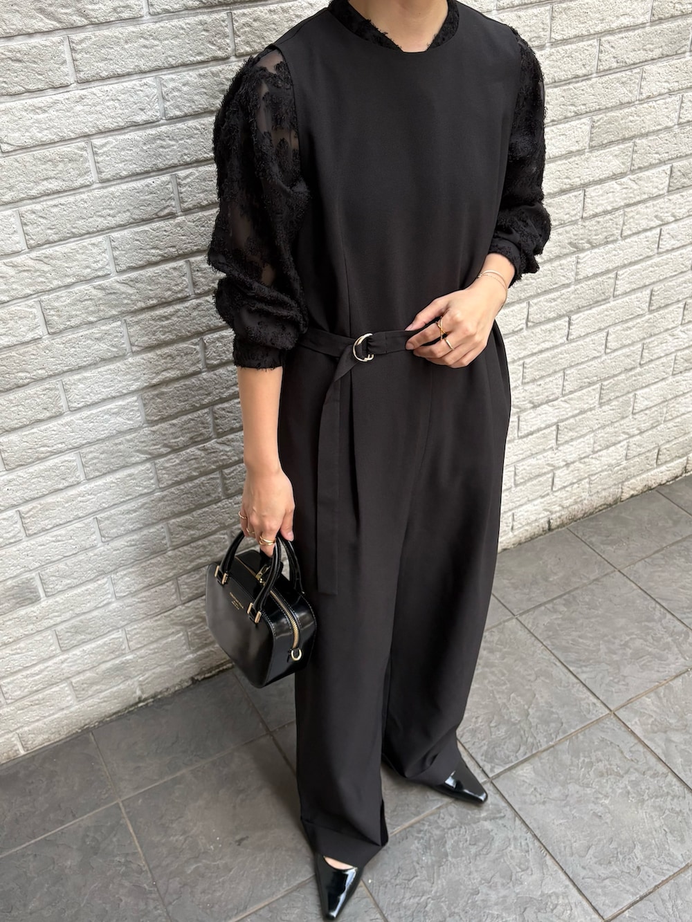 ブラック系のシャツ/ブラウス、ブラック系のその他パンツ、ブラック系のショルダーバッグを着用したレディースの冬コーディネートの3枚目の写真