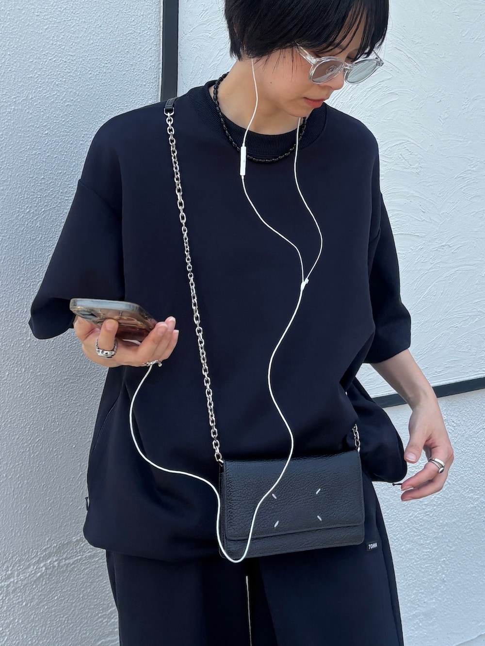 ブラック系のスニーカー、ブルー系のルームウェア/パジャマを着用したレディースの夏コーディネートの3枚目の写真