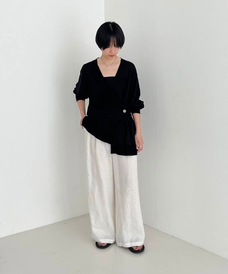 ホワイト系のその他パンツ、ブラック系のカーディガン/ボレロを着用したレディースの夏コーディネートの2枚目の写真