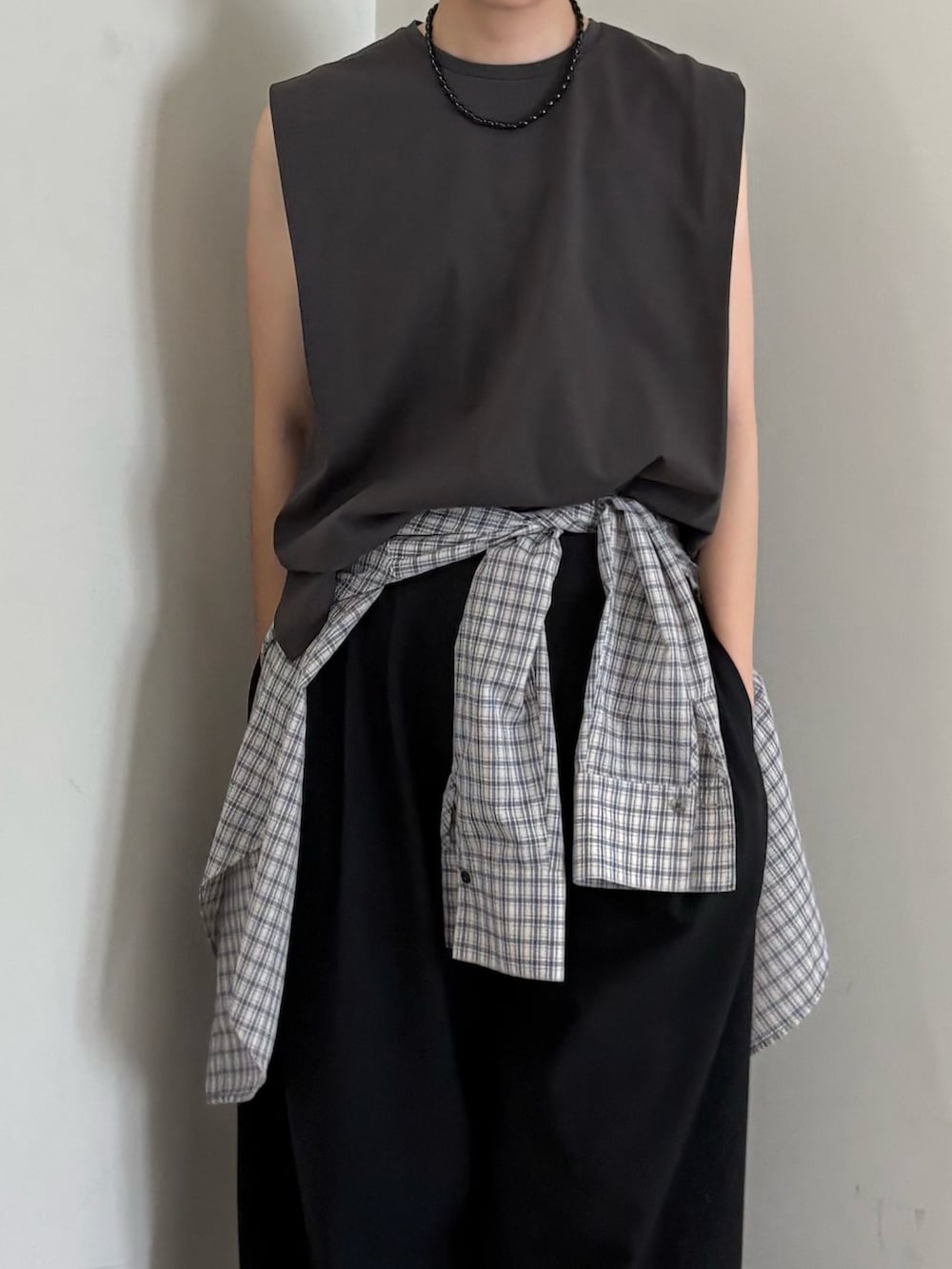 グレー系のTシャツ/カットソー、ベージュ系のシャツ/ブラウス、ブラック系のその他パンツを着用したレディースの夏コーディネートの2枚目の写真