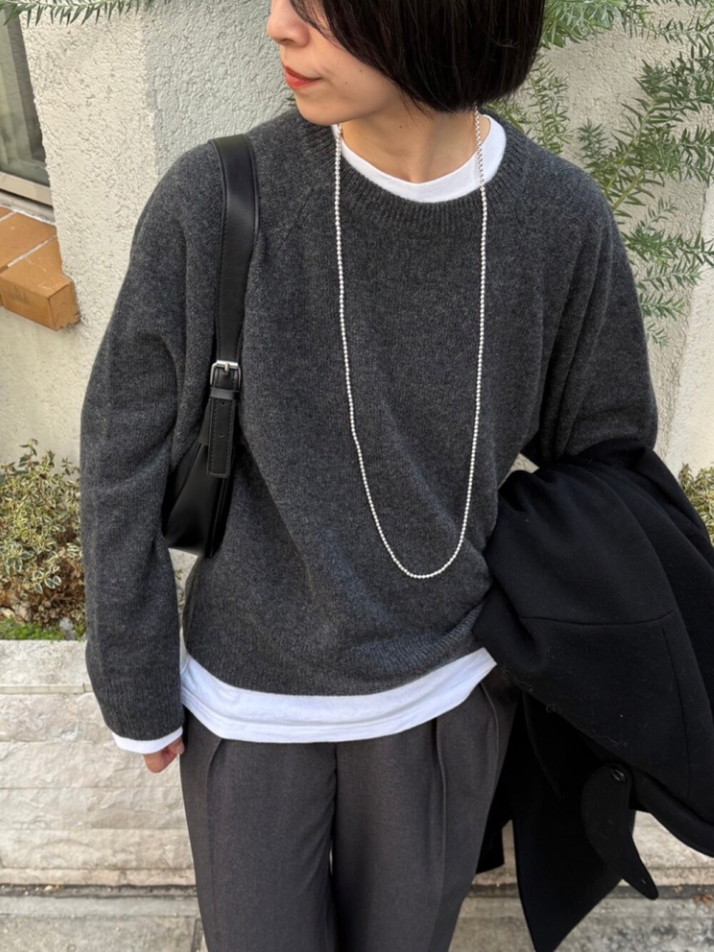 ブルー系のニット/セーター、グレー系のニット/セーター、グレー系のニット/セーターを着用したレディースの秋コーディネートの4枚目の写真