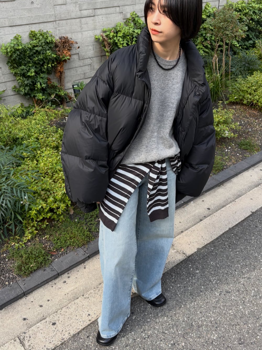 ブラック系のローファー、グリーン系のニット/セーター、グレー系のニット/セーターを着用したレディースの秋コーディネートの5枚目の写真