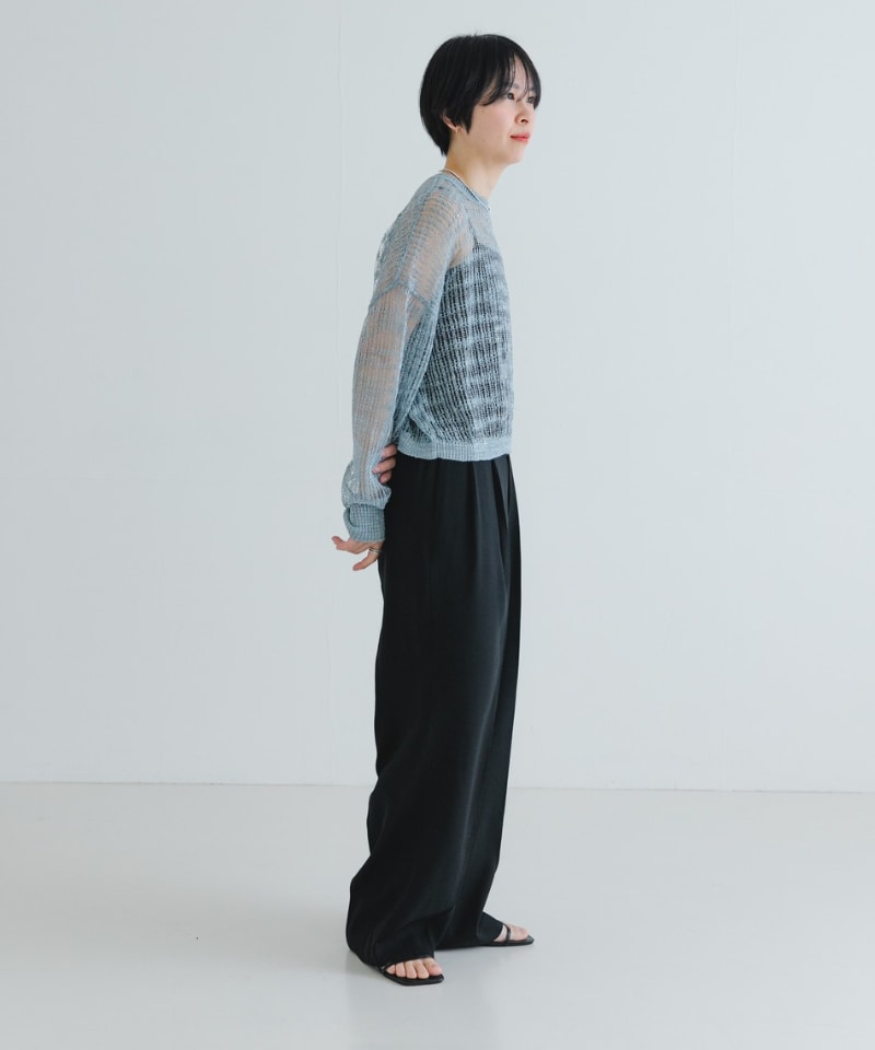 ブラック系のその他パンツ、ブルー系のニット/セーターを着用したレディースの春コーディネートの2枚目の写真