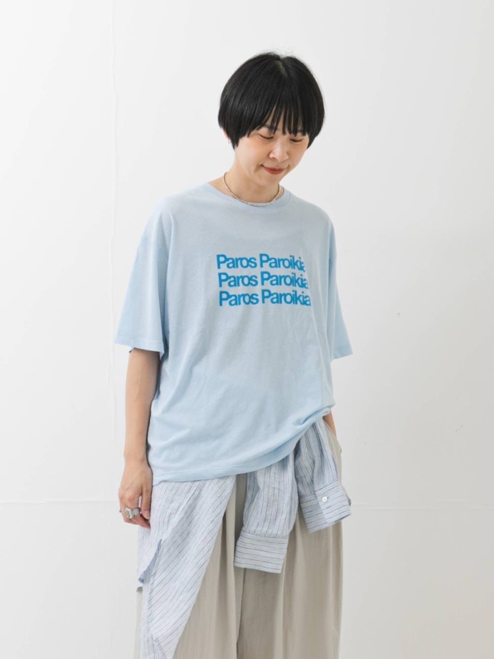 ブルー系のTシャツ/カットソー、ブルー系のシャツ/ブラウス、グレー系のその他パンツを着用したレディースの夏コーディネートの2枚目の写真