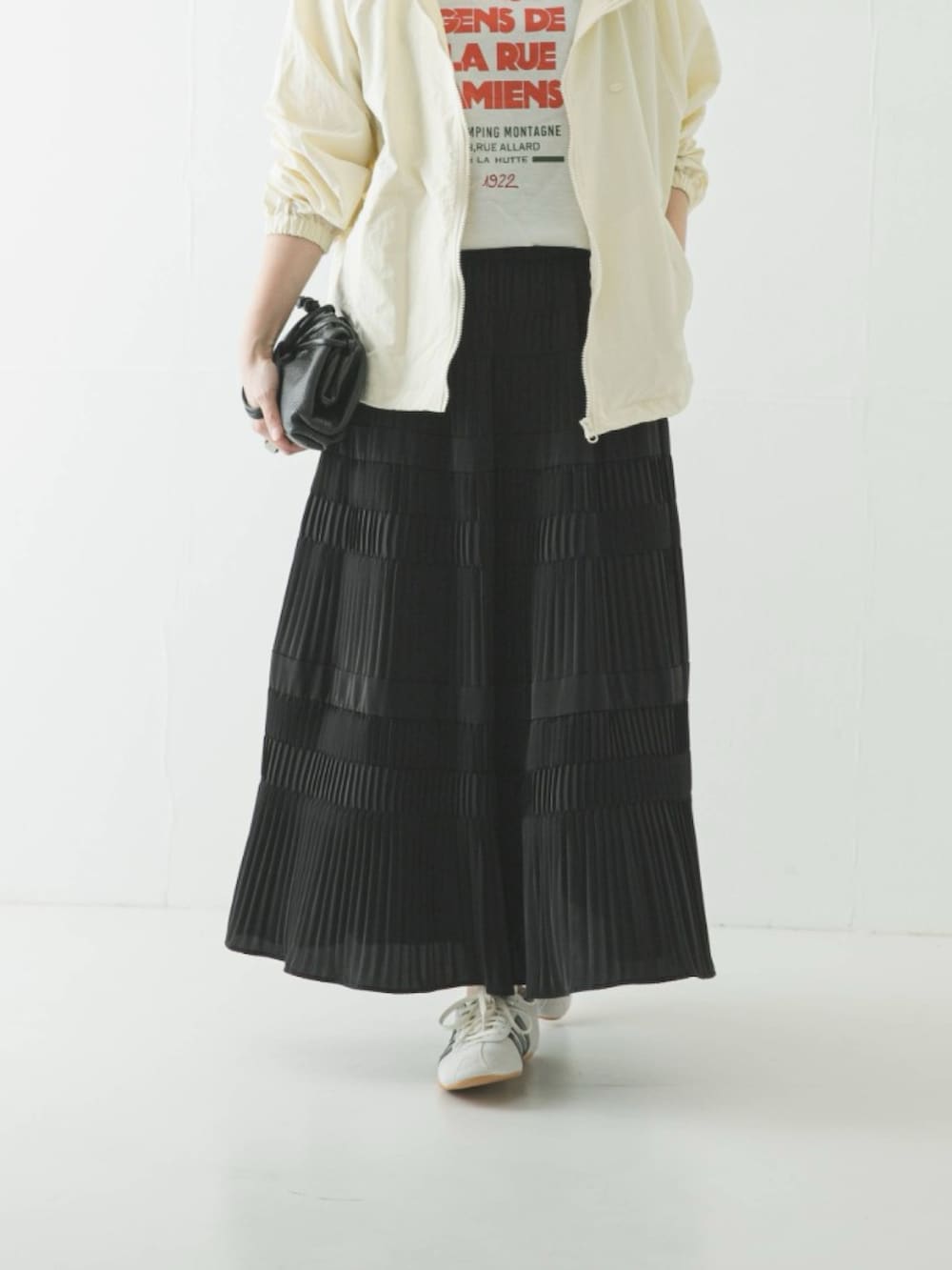 ホワイト系のブルゾン、その他のTシャツ/カットソー、ブラック系のスカートを着用したレディースの春コーディネートの4枚目の写真