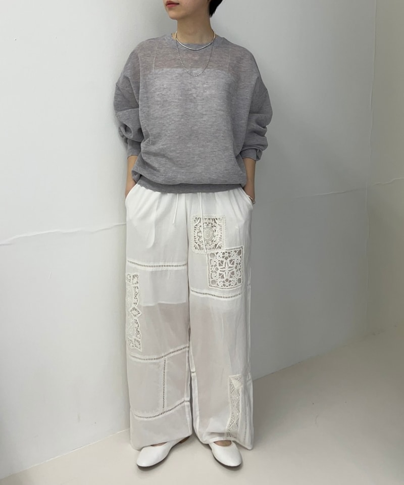 グレー系のニット/セーター、ホワイト系のバレエシューズを着用したレディースの春コーディネートの3枚目の写真