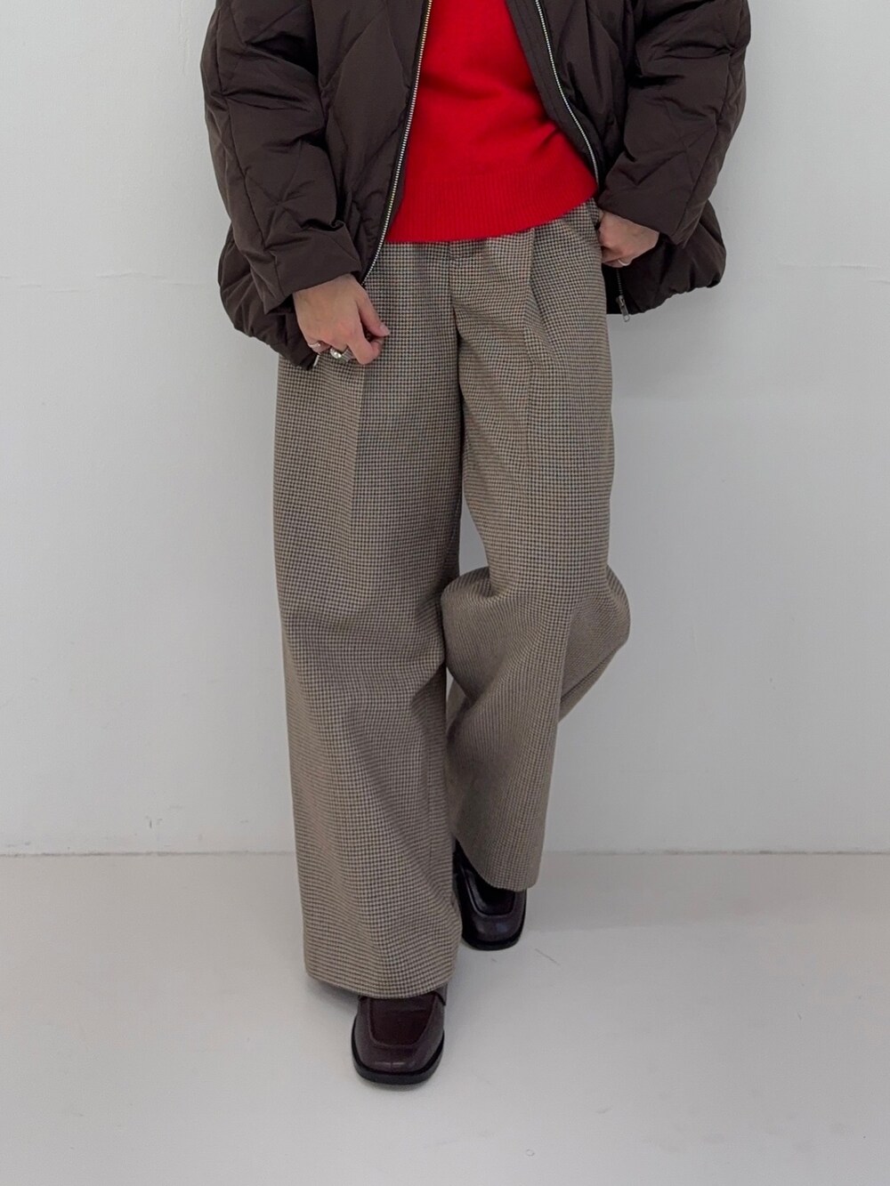 ブラウン系のダウンジャケット/コート、グリーン系のその他パンツ、ブラウン系のローファーを着用したレディースの秋コーディネートの4枚目の写真