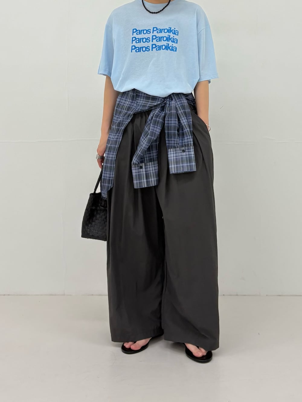 ブルー系のシャツ/ブラウス、グレー系のその他パンツ、ブルー系のTシャツ/カットソーを着用したレディースの春コーディネートの2枚目の写真
