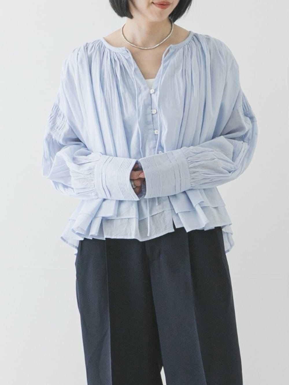 ブルー系のシャツ/ブラウス、ブルー系のその他パンツを着用したレディースの冬コーディネートの3枚目の写真