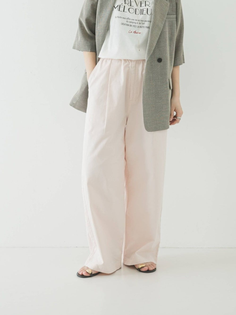 ピンク系のその他パンツ、ベージュ系のその他アウター、その他のTシャツ/カットソーを着用したレディースの春コーディネートの4枚目の写真