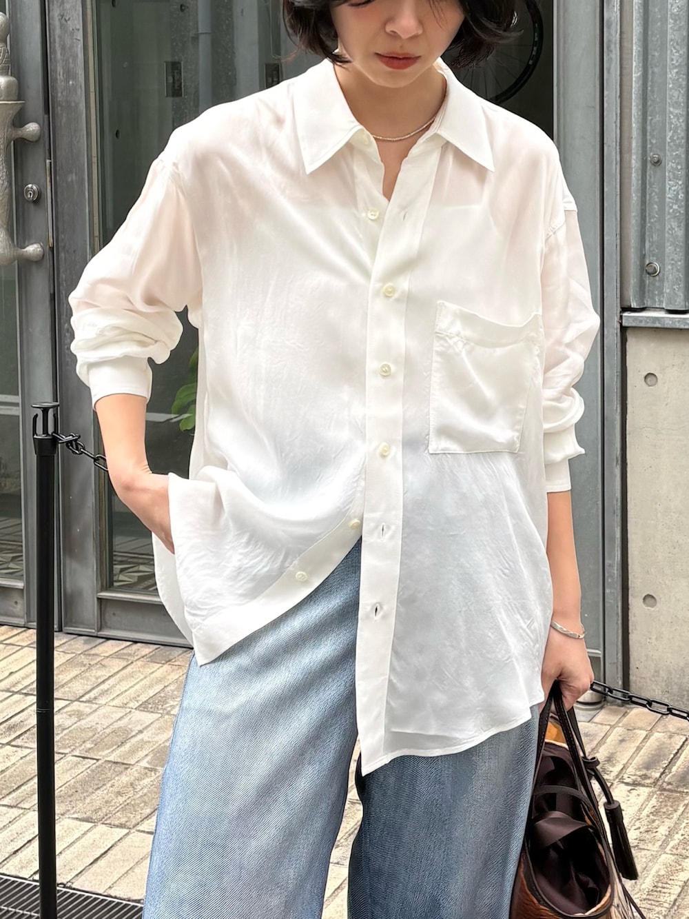 ブルー系のその他パンツ、ホワイト系のシャツ/ブラウス、シルバー系のネックレスを着用したレディースの春コーディネートの3枚目の写真