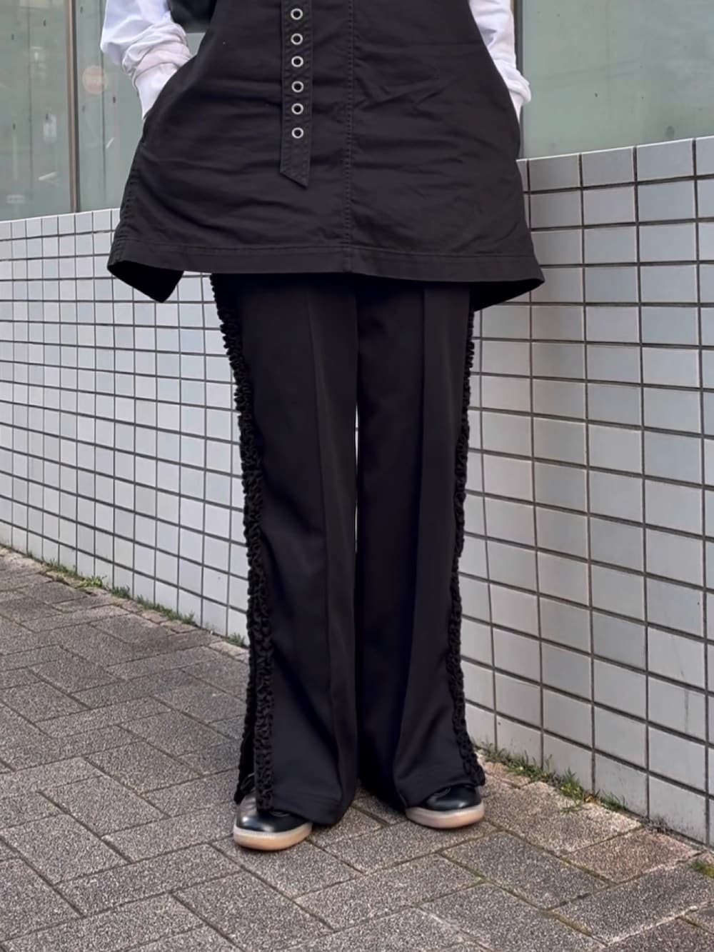 ブラック系のベスト、ブラック系のその他パンツ、ブラック系のスニーカーを着用したレディースの冬コーディネートの5枚目の写真