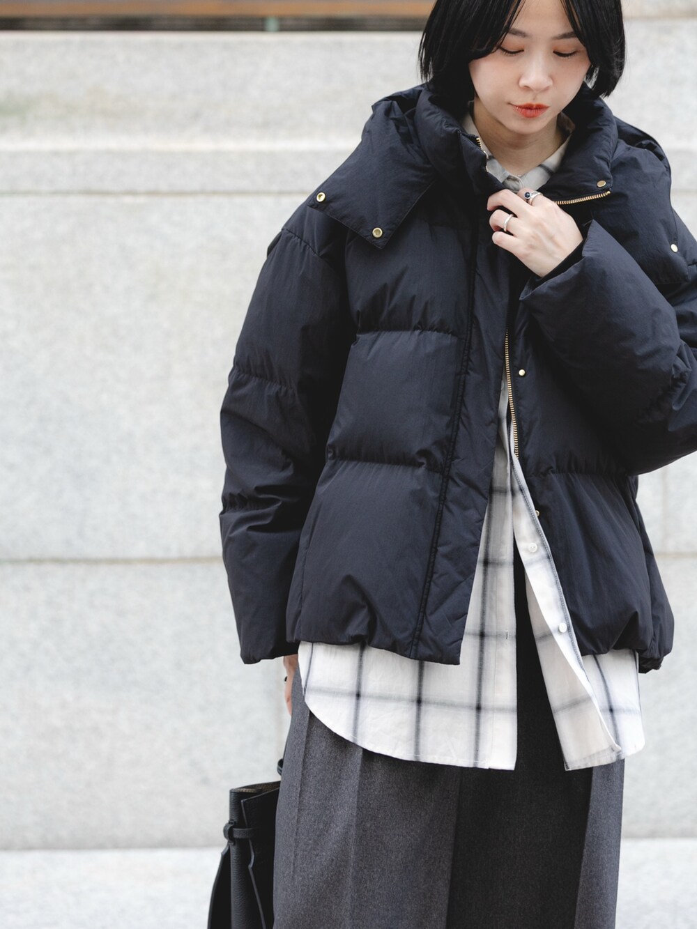 ブラック系のダウンジャケット/コート、ホワイト系のシャツ/ブラウス、グレー系のその他パンツを着用したレディースの秋コーディネートの3枚目の写真
