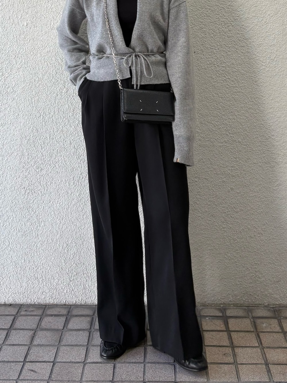 グレー系のカーディガン/ボレロ、ブラック系のその他パンツ、ブラック系のローファーを着用したレディースの秋コーディネートの3枚目の写真