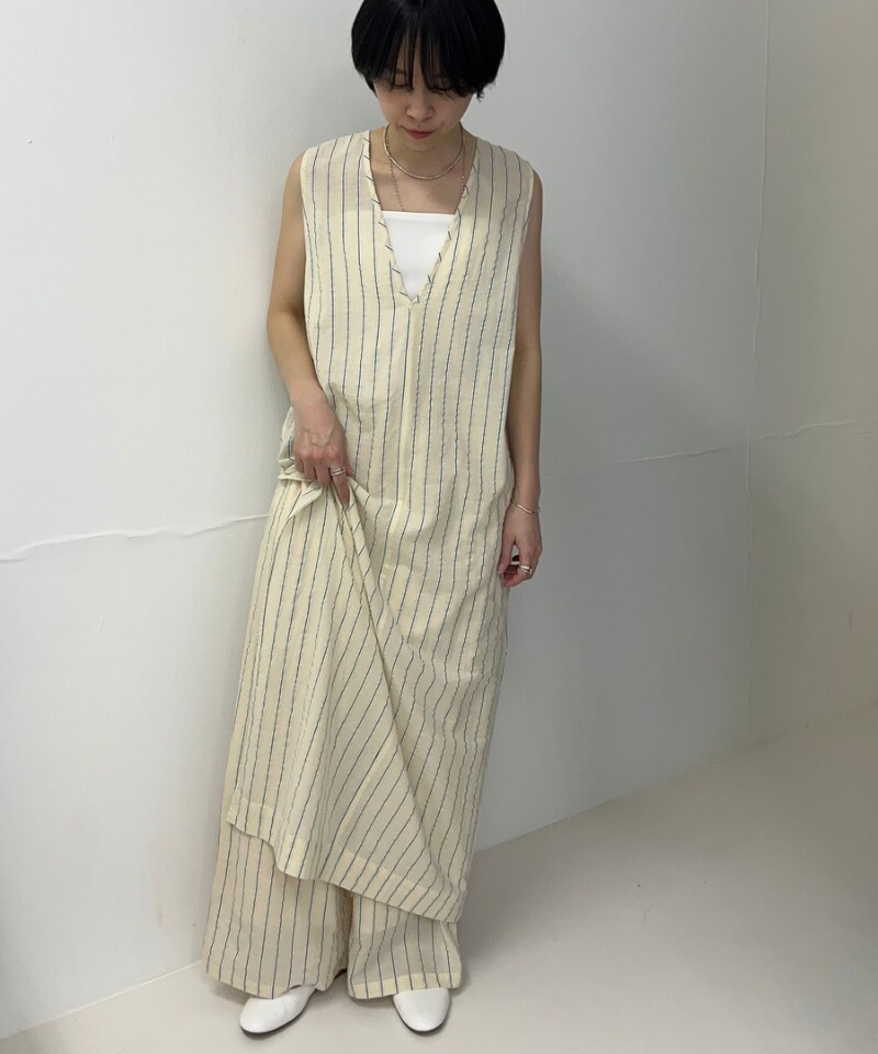 ホワイト系のバレエシューズ、ホワイト系のキャミソール、ベージュ系のその他パンツを着用したレディースの春コーディネートの2枚目の写真