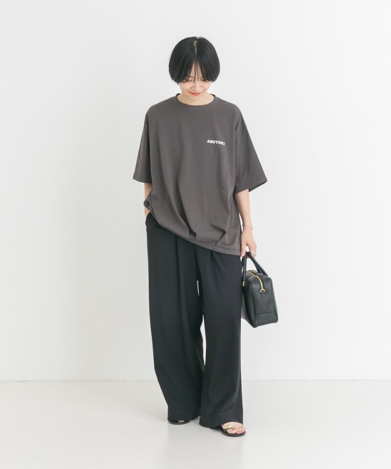 ブラック系のその他パンツ、ブラック系のサンダル、グレー系のTシャツ/カットソーを着用したレディースの夏コーディネートの2枚目の写真