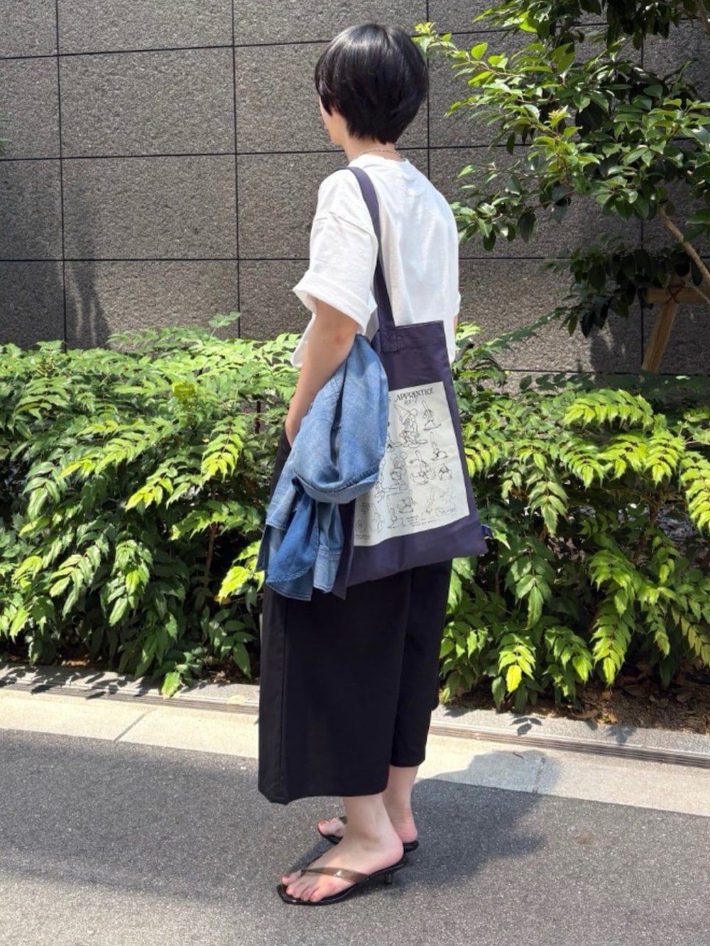 その他のTシャツ/カットソー、その他のトートバッグ、ブラック系のその他パンツを着用したレディースの夏コーディネートの4枚目の写真